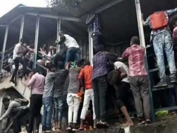મુંબઇ નાસભાગની તસવીર
