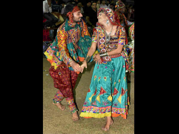 હાલ ને ગૌરી ગરબે રમીએ!