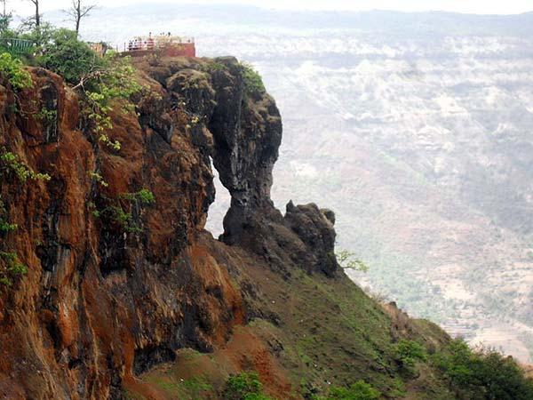 નીડલ હોલ પોઇન્ટ, મહારાષ્ટ્ર