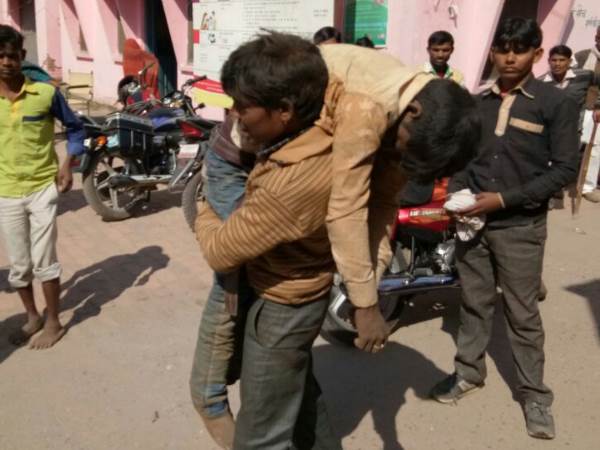 કોઈ સ્ટ્રેચર પણ મળ્યું નહીં