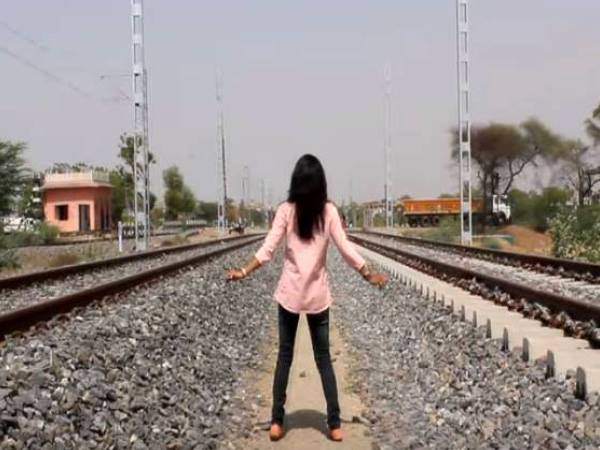 પાટા વચ્ચે ઉભા રહી ડાન્સ કર્યો