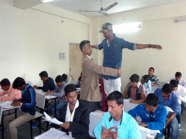 રોડ નકલ કોપીથી ભરેલો