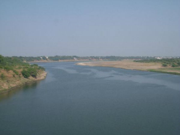 સાબરમતિ નદીનો પટ સાફ કરવા અભિયાન હાથ ધર્યુ