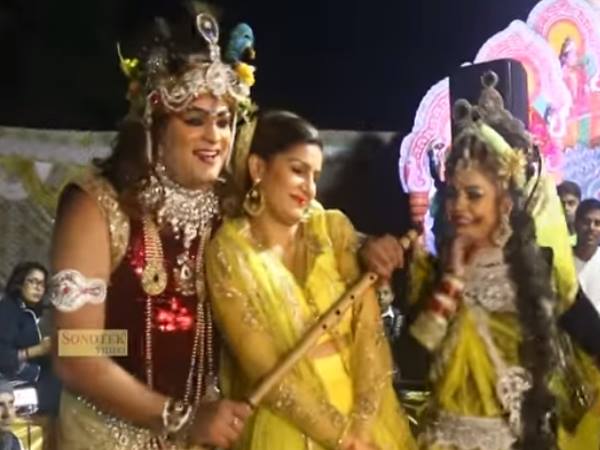 સપના બની રાધા, કૃષ્ણ સાથે નાચી