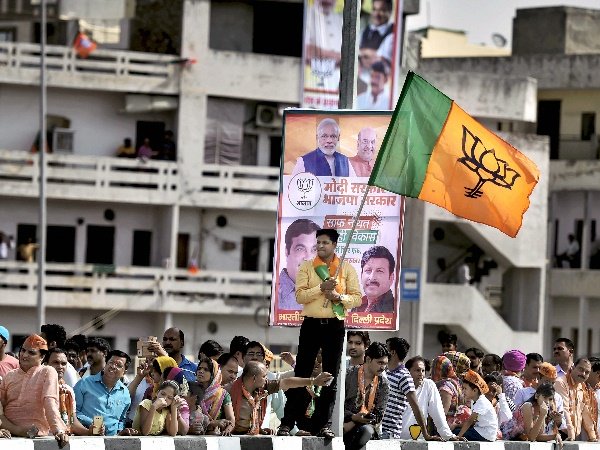 આ ગીતોને રાગિની ગાયક સંતરામ બંજારાએ ગાયુ છે