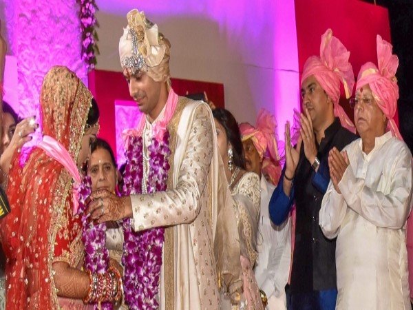 ઘણા લોકો જમવાનું લૂંટતા નજરે પડ્યા