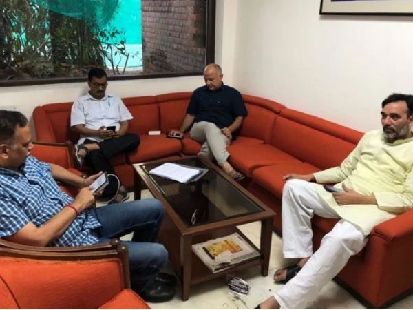 ધરણા પરથી જ કરી રહ્યા છે જરૂરી સરકારી કામ