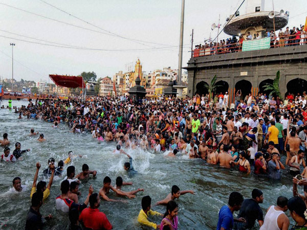 શાહી સ્નાનમાં પુષ્પ વર્ષાની માંગ