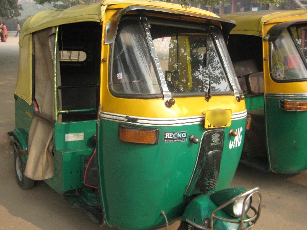સફાઈ કરતી વખતે નાનજી ભાઇએ ઓટોમાં જોયું બેગ