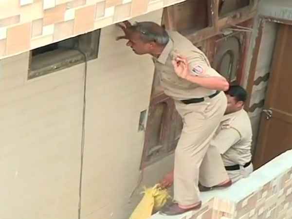 મોઢા પરથી ટેપ હટી