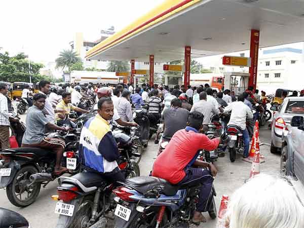 પેટ્રોલ પંપ કામદારો પર પણ આપો ધ્યાન