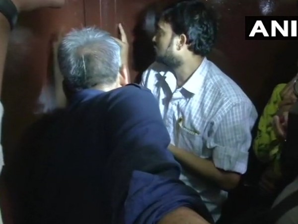 પોલીસે આખા વિસ્તારને ઘેર્યો