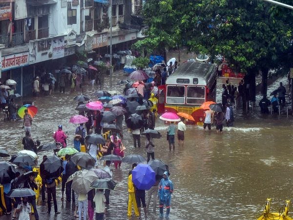 અમદાવાદથી મુંબઈની રેલ સેવા અટકી