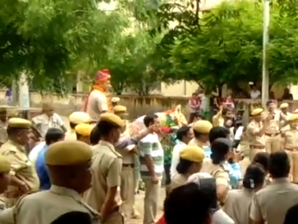 બેન્ડ બાજા સાથે નાચ્યાં પોલીસકર્મીઓ