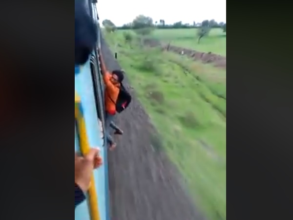 યુવકને લટકતો જોઈને કોઈએ પણ ચેન ખેંચી નહીં