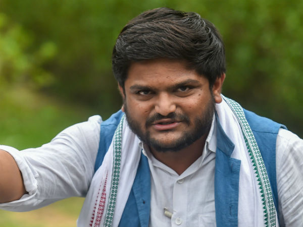 ઘરની સામે પોલીસનો કાફલો