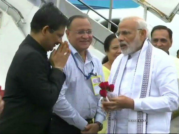 વલસાડના જુજવા ગામે પહોંચ્યા મોદી