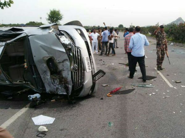 ડિવાઈડર સાથે કારની ટક્કર