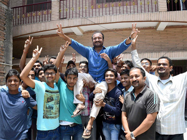 આનંદ કુમારનો જન્મ પટનામાં થયો