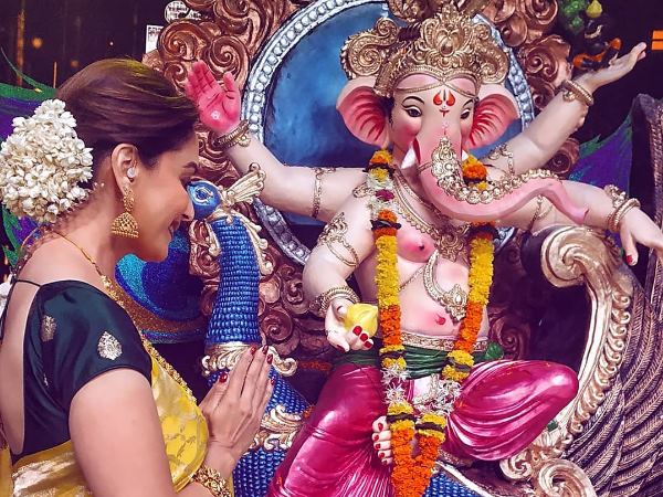 બાપ્પા પાસે માધુરીએ કરી પ્રાર્થનાઓ