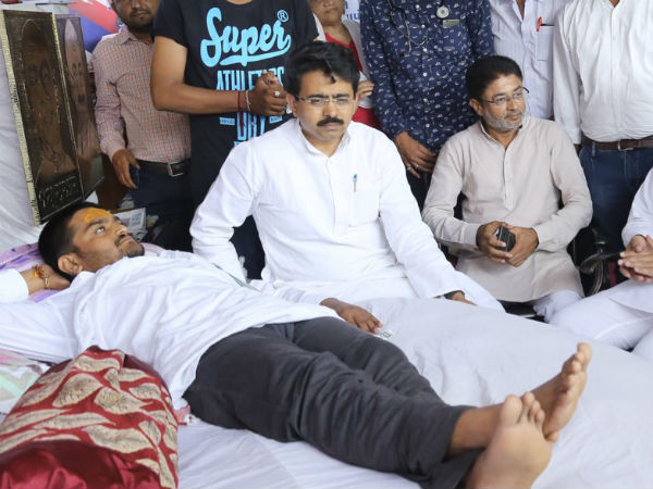 રાજકીય નેતાઓનો સાથ મળ્યો
