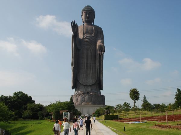 જાપાનનું Ushiku Daibutsu સ્ટેચ્યુ
