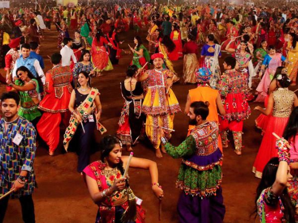 સમાજે ગરબા રમવાથી રોકી