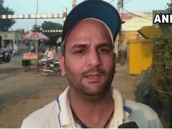 સરકાર પાસે નોકરી માટે અપીલ