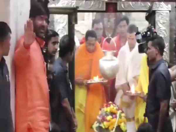 દર્શન કરવા માટે વિશેષ વિમાનથી પહોંચ્યા