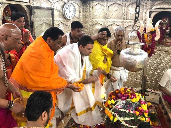 રેલી પહેલા મંદિર પહોંચ્યા