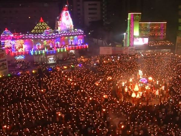 ઝંડેવાલન મંદિરમાં ભક્તોની ભીડ