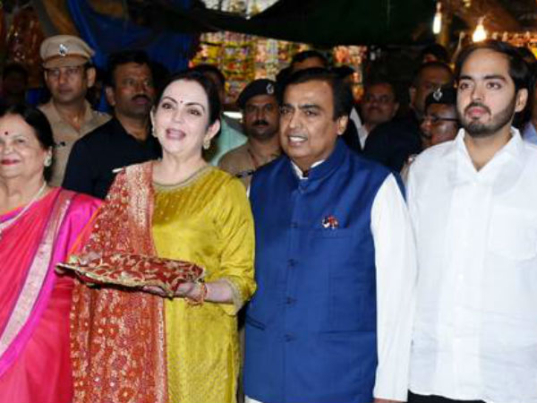 બાપ્પાના દ્વારે અંબાણી પરિવાર, આપવા ગયા લગ્નની કંકોત્રી