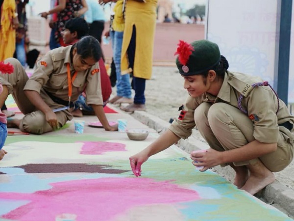 વિવિધ ભાગોની મહિલાઓ તેમજ કલાકારો