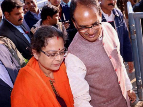 અસહજ થઈને સાધના ત્યાંથી નીકળી જાય છે