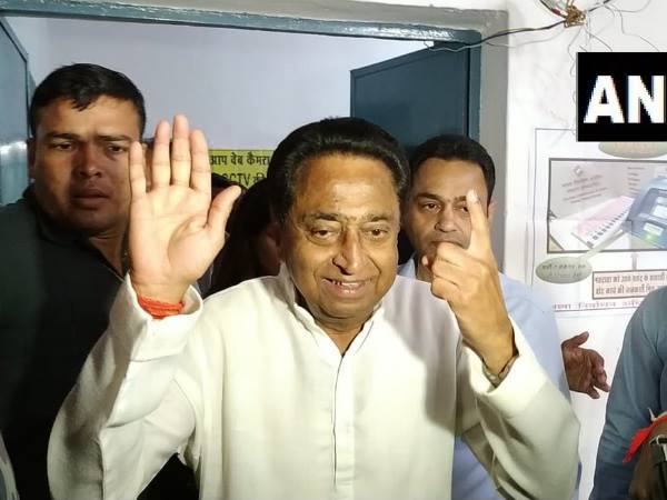 છિંદવાડામાં મતદાન બાદ બતાવ્યો હાથનો ‘પંજો'