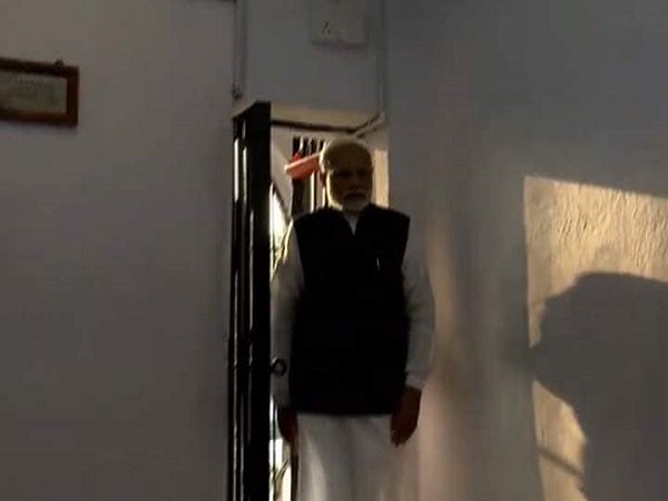 બધા કેદીઓને એક-બીજાથી દૂર રાખવામાં આવે છે