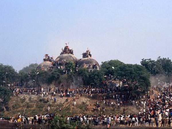 કારસેવક મસ્જિદ પર ટૂટી પડ્યા