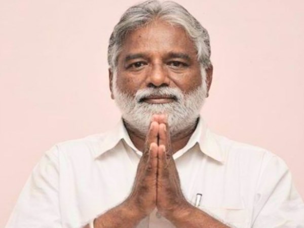 મોબાઈલનો ઉપયોગ કરતા એન મહેશ જોવા મળ્યા