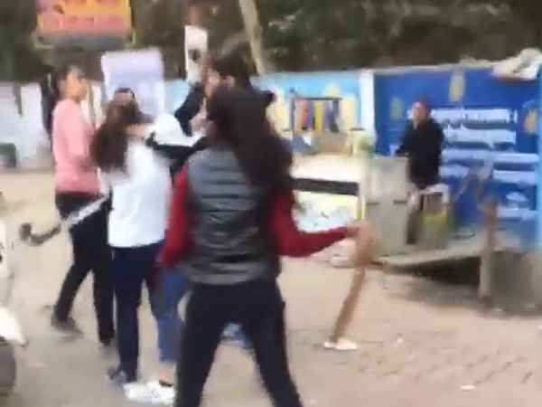 રસ્તા વચ્ચે લડતી છોકરીઓ