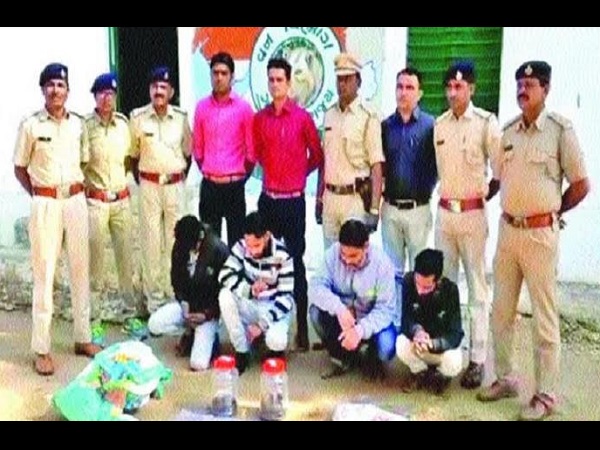 મુંબઈના ડ્રગ ડીલર્સ સાથે સંપર્ક
