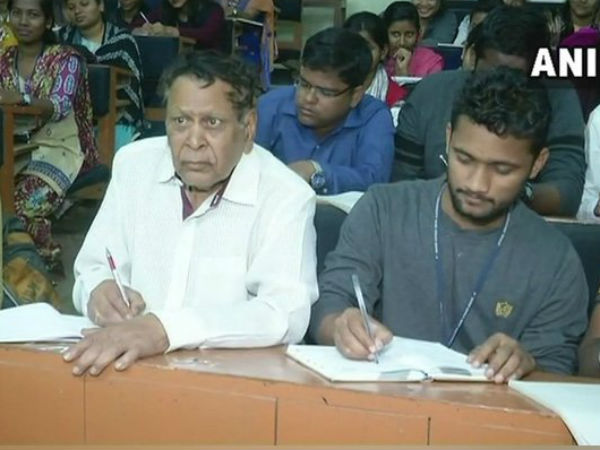 હોસ્ટેલમાં રહે છે