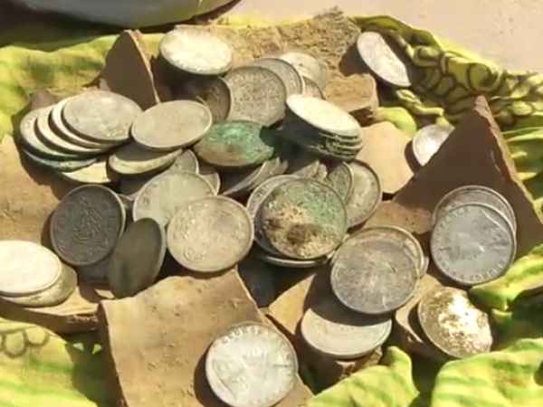 ચાંદીના સિક્કાઓ બે માટલામાં ભરેલા હતા