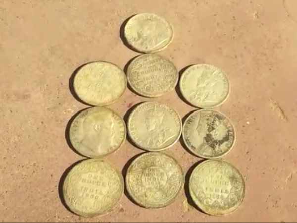 પોલીસે લોકો પાસેથી સિક્કાઓ જમા કર્યા