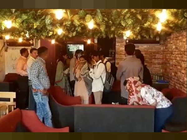 ગ્રાહકોમાં ભાગદોડ મચી, યુવતીઓ સંતાવા લાગી