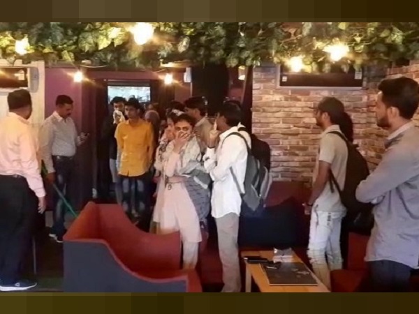 કોલેજીયન યુથ અહીં જોવા મળતું હતું