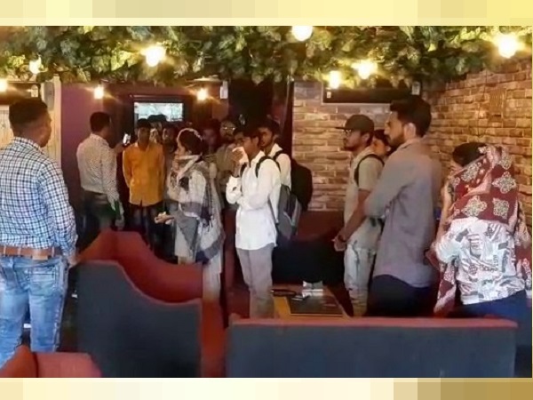 હુક્કા સહીત બીજી પણ કેટલીક સુવિધાઓ આપવામાં આવતી હતી