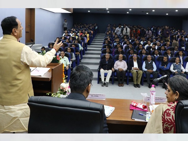 ગુજરાતમાં સુરક્ષા વ્યવસ્થા પૂરતી, આખો દેશ શહીદોના પરિજનો સાથે