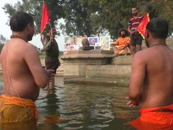 તળાવમાં રહીને પૂજા-અર્ચના કરતા રહેશે
