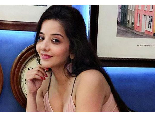 મોનાલિસાએ ઈન્ટરનેટ પર આગ લગાવી