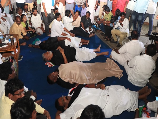 એલજી વિરુદ્ધ ધણા, રસ્તા પર ઉંઘ્યા સીએમ